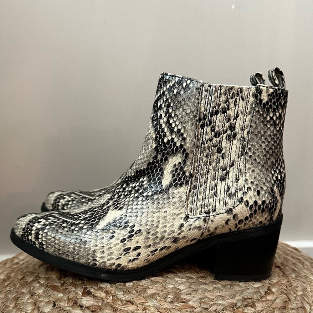 Blondo Waterproof Elvina Snake Print Leather Chelsea Ankle Boots Size 6M - Picture 3 of 8